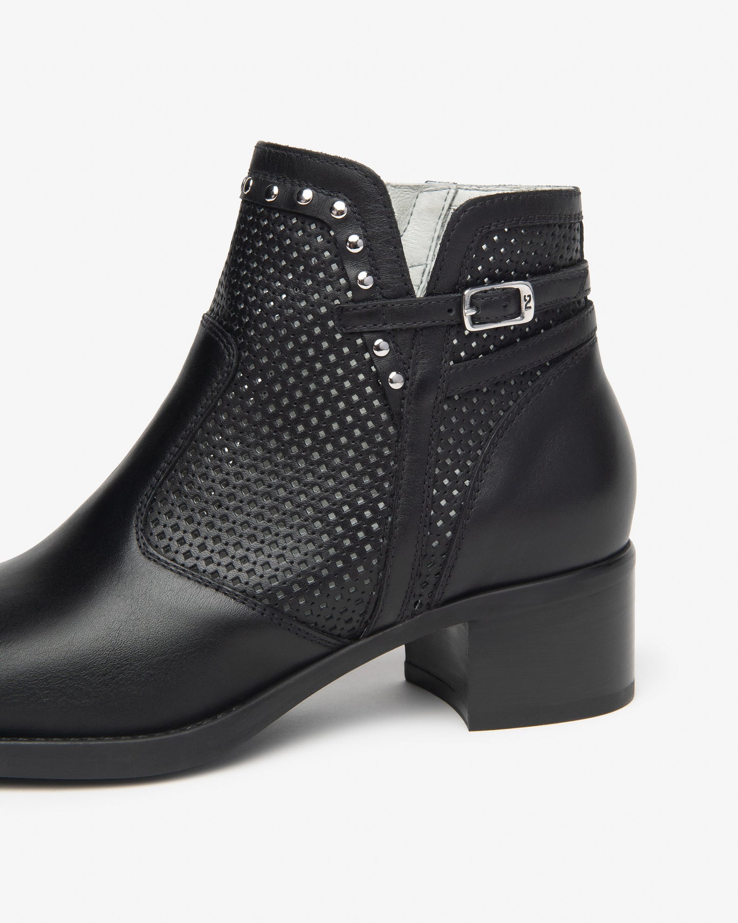 Stivaletto Nero in pelle traforata NeroGiardini
