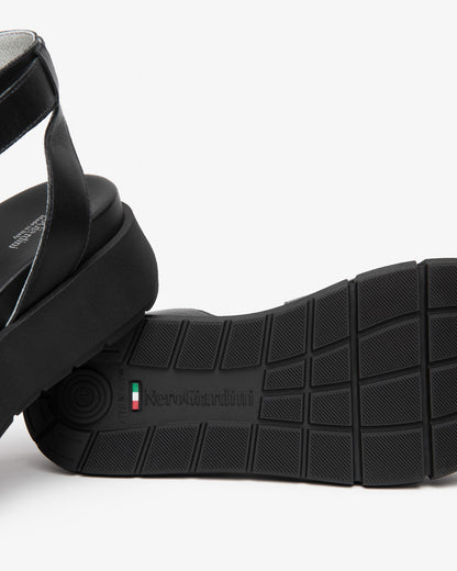 Sandalo in pelle con platform NeroGiardini