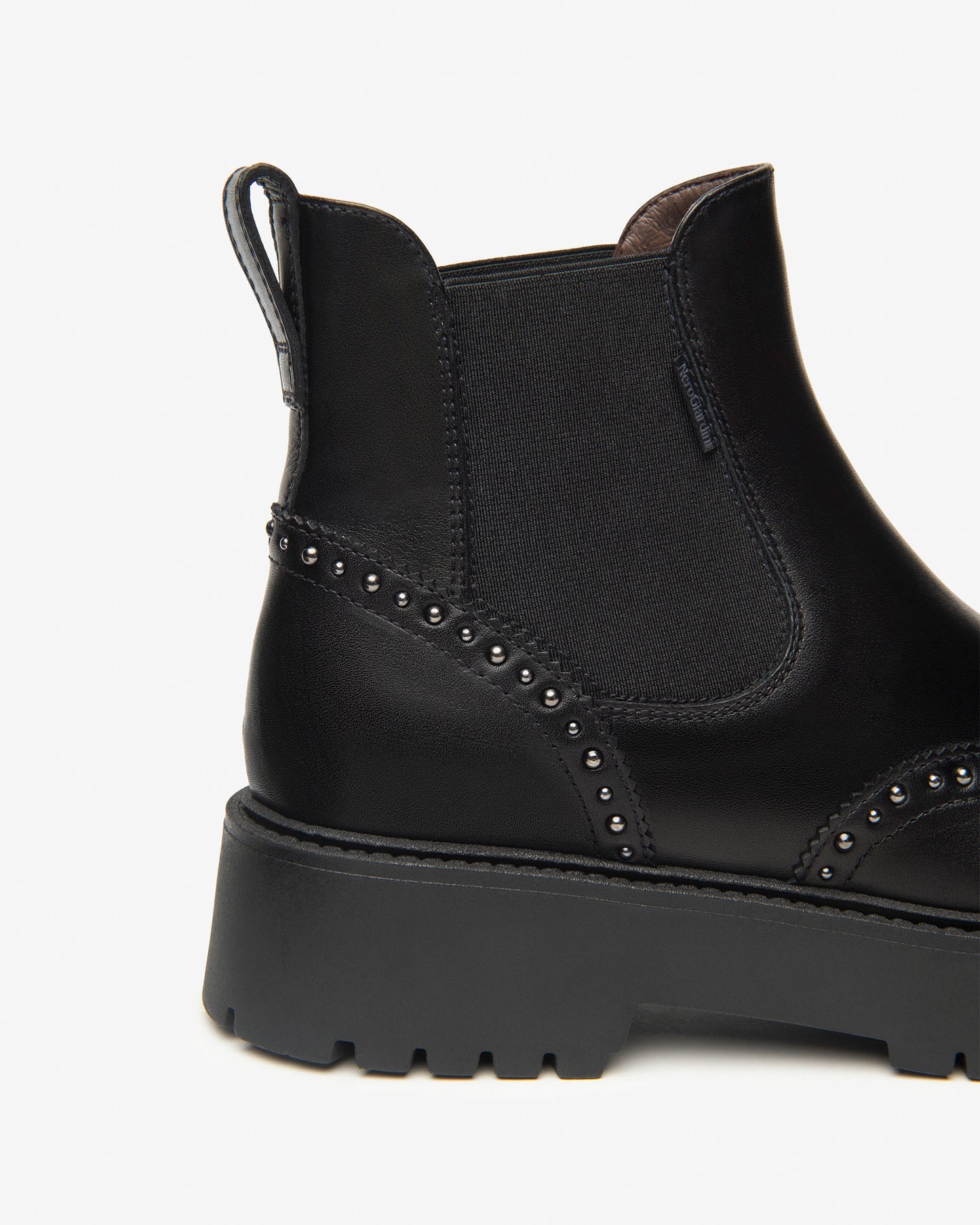 Stivaletto in pelle con borchie NeroGiardini