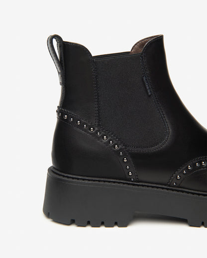 Stivaletto in pelle con borchie NeroGiardini