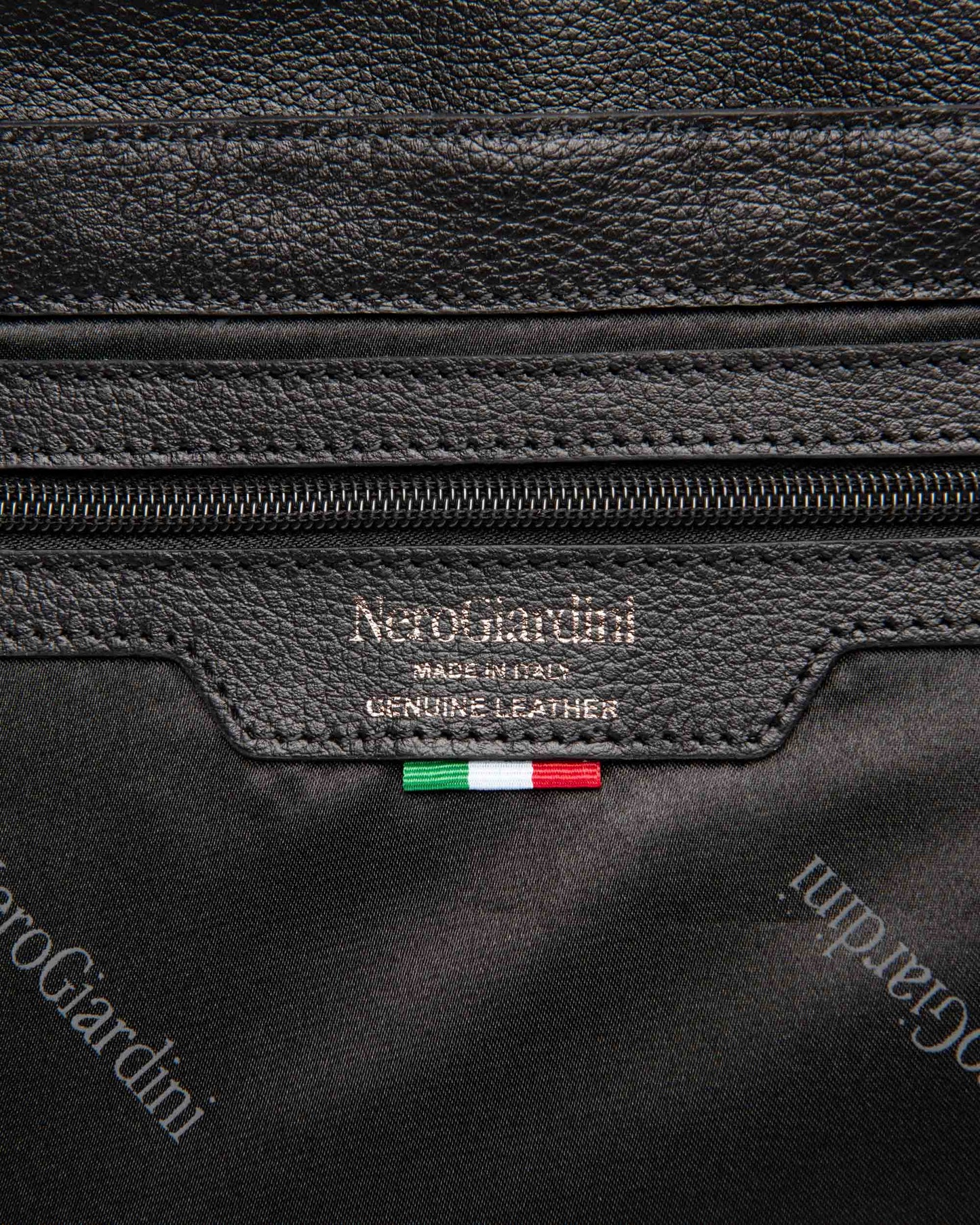 Borsa Nera a tracolla in pelle NeroGiardini