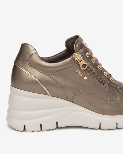 Sneaker con zeppa in pelle laminata NeroGiardini