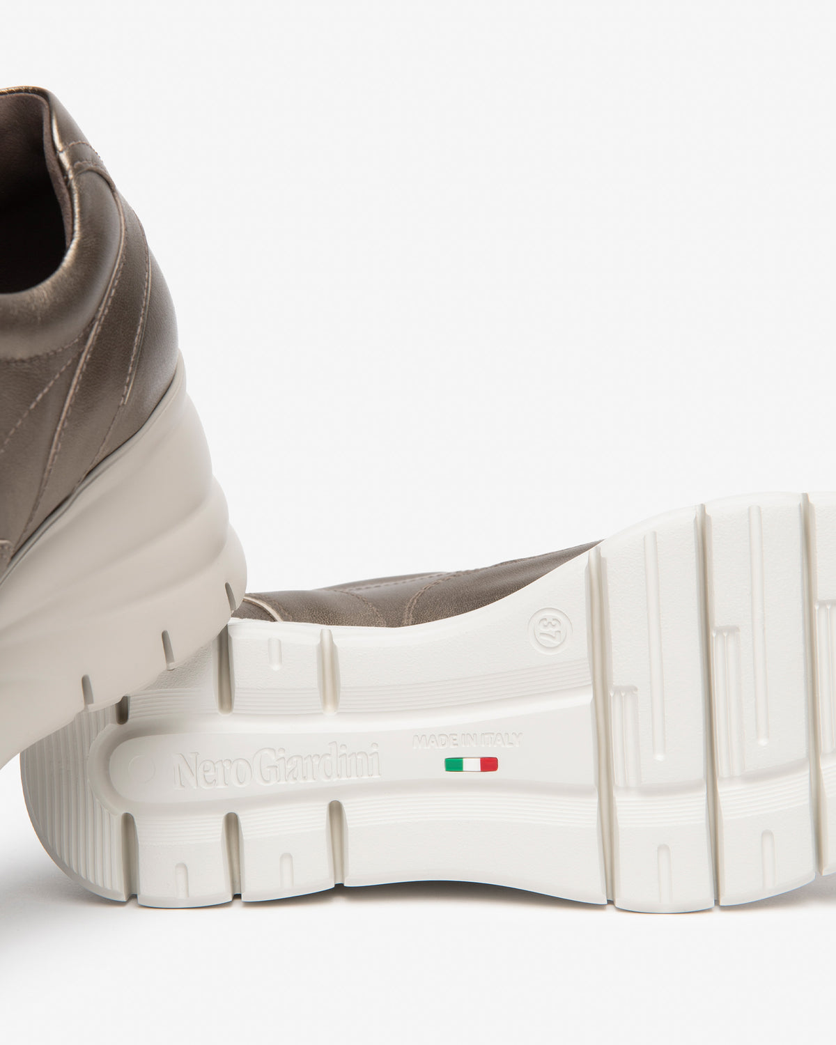 Sneaker con zeppa in pelle laminata NeroGiardini