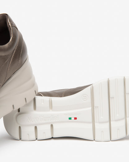 Sneaker con zeppa in pelle laminata NeroGiardini