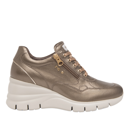 Sneaker con zeppa in pelle laminata NeroGiardini